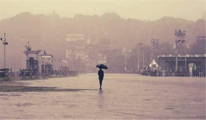 बारिश से परेशान मुंबई, जनजीवन अस्त-व्यस्त