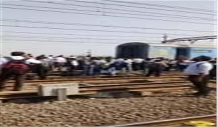 मुंबई में इंजन सिर्फ 3 कोच को लेकर पटरियों पर दौड़ता रहा