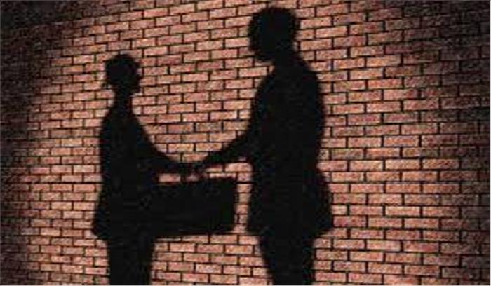 नगर निगम आयुक्त रिश्वत लेते गिरफ्तार