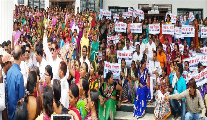 पीने के गंदे पानी को लेकर निगम में प्रदर्शन