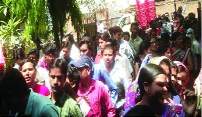 अव्यवस्था देख टूटा सब्र का बांध बंद कराया स्मार्ट कार्ड शिविर