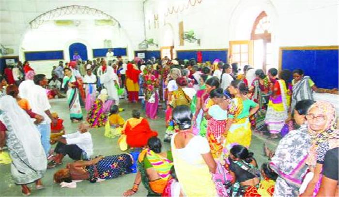 गर्मी के चलते कई बुजुर्ग गस खाकर गिरे