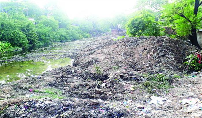 दिखावे के लिए नाला सफाई बारिश में बढ़ेगी मुसीबत दिखावे के लिए नाला सफाई बारिश में बढ़ेगी मुसीबत