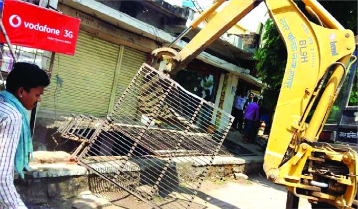 नाले पर निर्मित अवैध पाटो को निगम ने तोड़ा