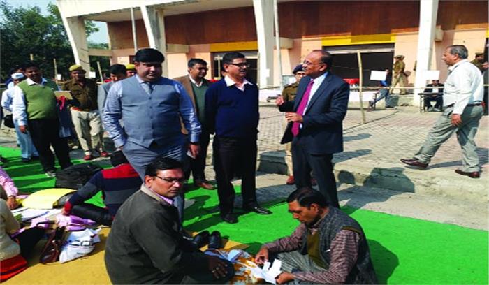 फूल मंडी फेस-2 नोएडा से 182 मतदान पार्टियां पोलिंग बूथ पर पहुंची