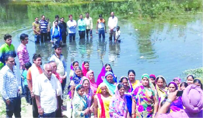 अधिकारियों के आश्वासन के बाद जल सत्याग्रह समाप्त