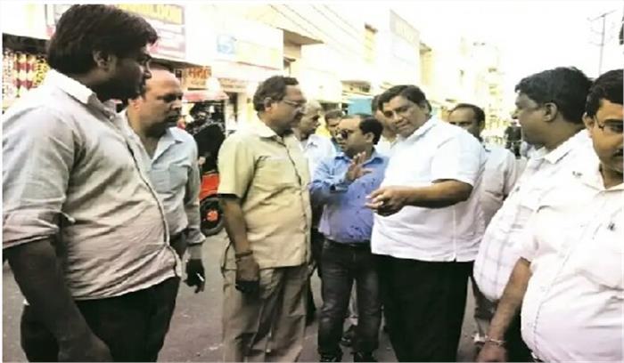 पालिका ने दुकानों के आगे से अतिक्रमण हटाया
