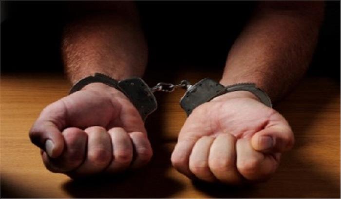 हत्या के आरोप में प्रेमिका समेत तीन गिरफ्तार हत्या के आरोप में प्रेमिका समेत तीन गिरफ्तार