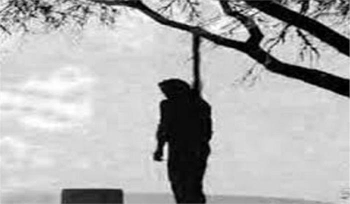 उत्तर प्रदेश : किशोरी का शव पेड़ पर लटका मिला