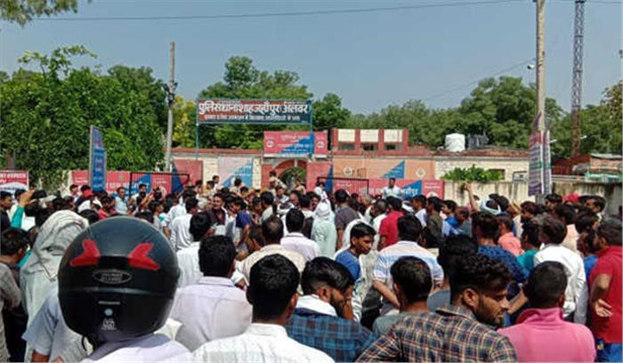 हत्या के आरोपियों की गिरफ्तारी की मांग को लेकर थाने पर प्रदर्शन हत्या के आरोपियों की गिरफ्तारी की मांग को लेकर थाने पर प्रदर्शन