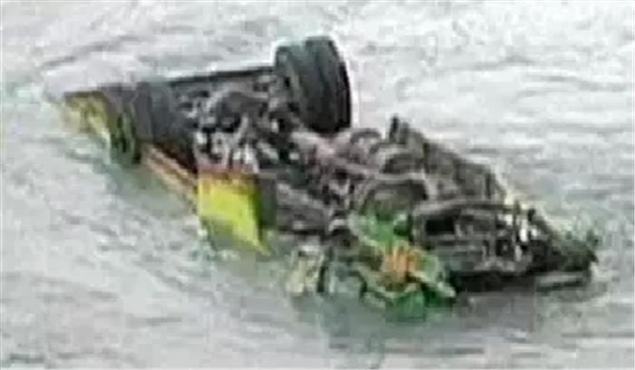 बस नदी में गिरी, एक की मौत कई लापता