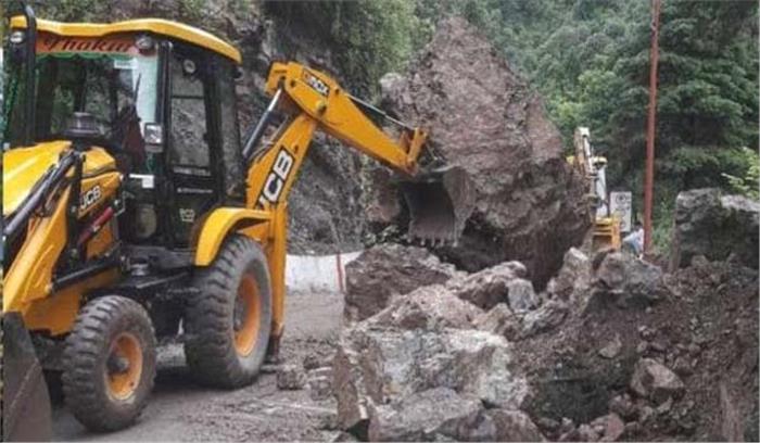 मसूरी में भारी बारिश के बाद भूस्खलन