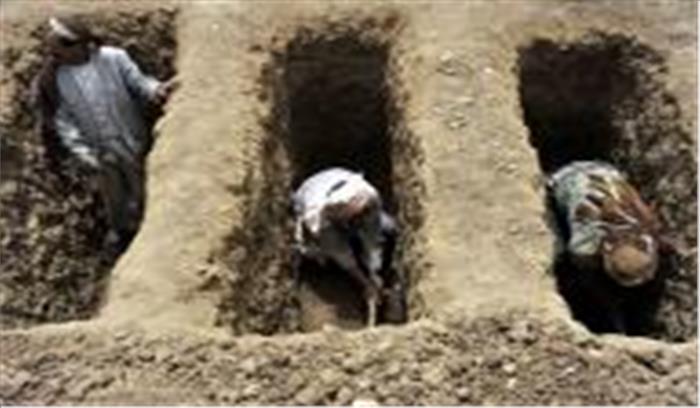 दादा की कब्र खोदते समय आदमी की मौत