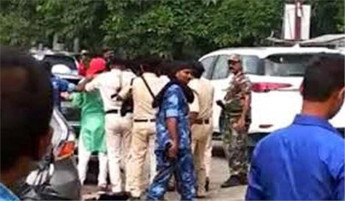 बिहार में मुख्यमंत्री नीतीश कुमार का विरोध, फेंकी स्याही बिहार में मुख्यमंत्री नीतीश कुमार का विरोध, फेंकी स्याही