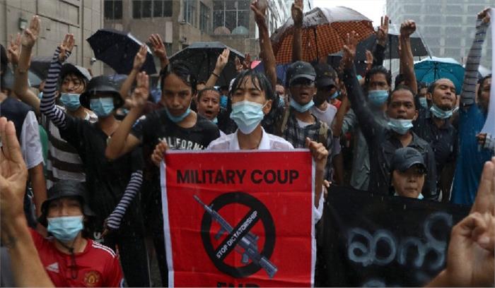 म्यांमार में लोकतंत्र बहाल करने के आंदोलन में उमड़ रहे सैनिक
