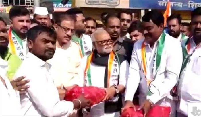 राकांपा का किसान विरोधी नीति पर मुफ्त प्याज वितरण