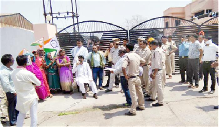 सरिता को न्याय दिलाने राजनीतिक दल के लोग भी बैठे धरने में सरिता को न्याय दिलाने राजनीतिक दल के लोग भी बैठे धरने में