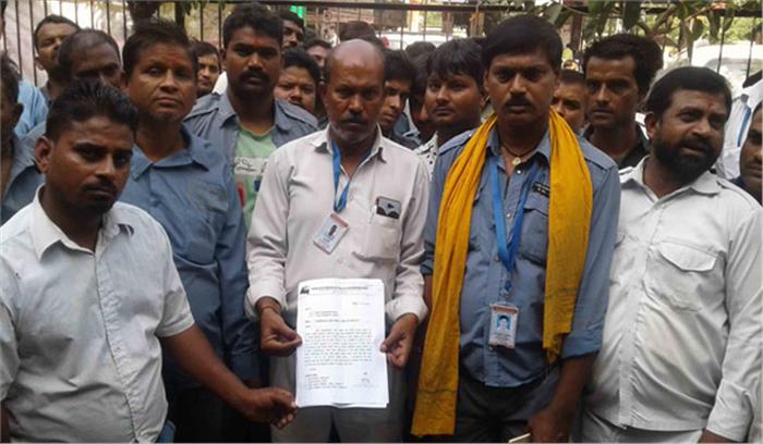 आरटीओ कार्यालय पर ऑटो चालकों का विरोध प्रदर्शन