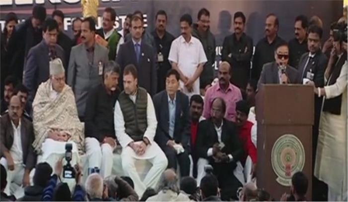 नायडू के धरने में मनमोहन सिंह सहित विभिन्न दलों के नेता शामिल