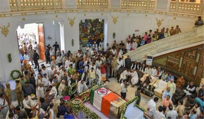 एनडी तिवारी का पार्थिव शरीर लखनऊ लाया गया और दी गई श्रद्धांजलि