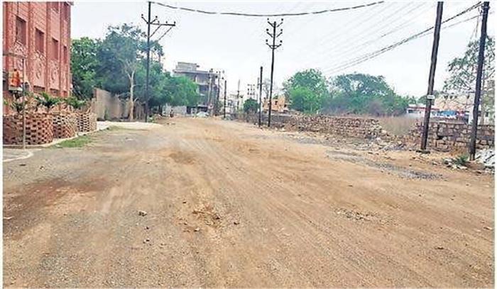 लिखित शिकायत करने पर भी बिल्डर ने नहीं बनवाई सड़क, परेशानी