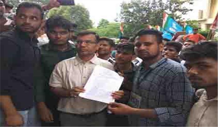 एनएसयूआई ने मृतक प्रियंका को मुआवजा दिलाने के लिए किया प्रदर्शन