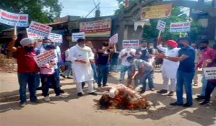 एनएसयूआई ने छात्रवृत्ति अनुदान जारी करने की मांग को लेकर किया प्रदर्शन एनएसयूआई ने छात्रवृत्ति अनुदान जारी करने की मांग को लेकर किया प्रदर्शन