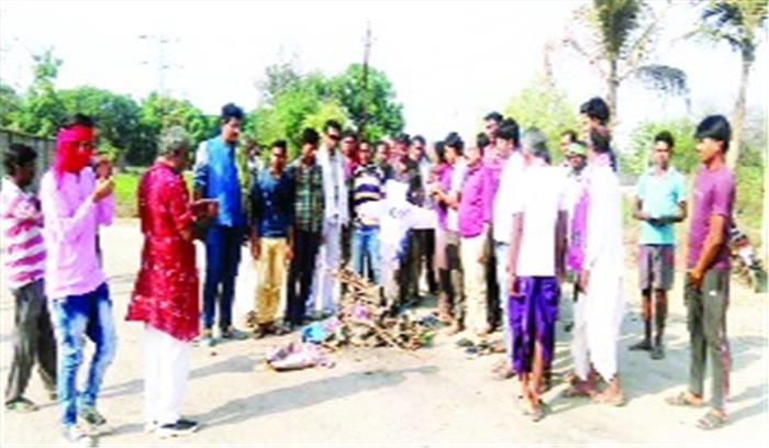 एनटीपीसी लारा के जीएम व झूठी पुर्नवास नीति का पुतला फंूका