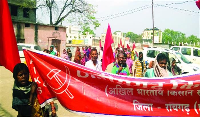 जंगल कटाई से आदिवासियों की आजीविका प्रभावित