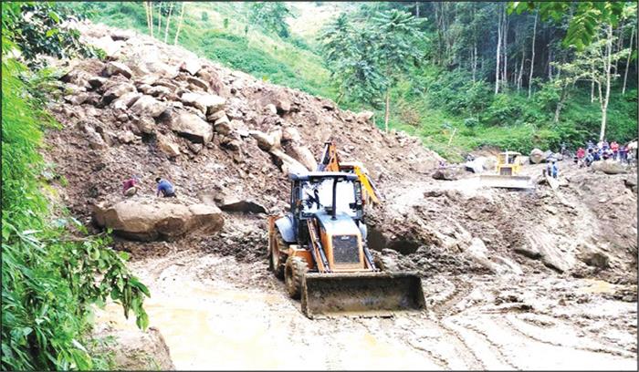 नागालैंड में भूस्खलन के कारण राष्ट्रीय राजमार्ग पूरी तरह से बंद