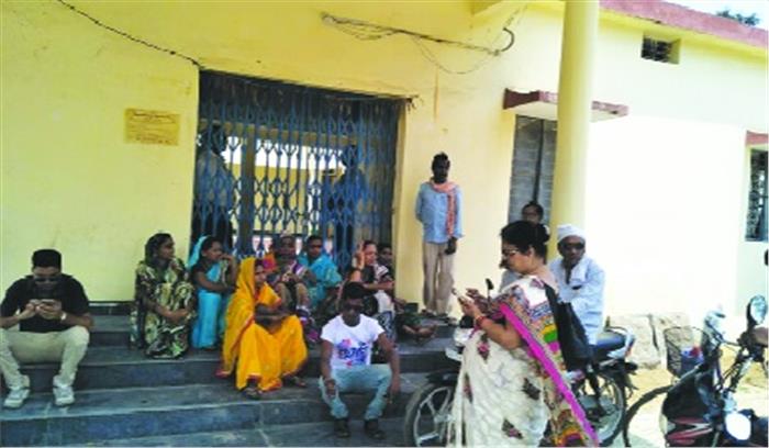 नगर पंचायत दफ्तर में महिलाओं ने जड़ा ताला