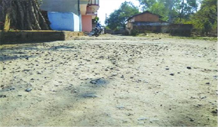 सड़क खस्ताहाल, लोगों का आवागमन दूभर