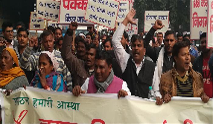 आन्दोलनरत कर्मचारियों ने नववर्ष के मौके पर किया प्रदर्शन