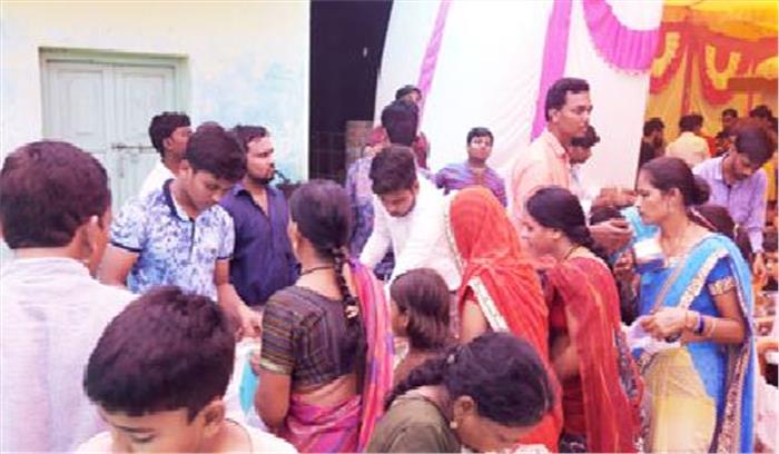 मोर्या मंडल द्वारा महाआरती के पश्चात् अन्नकूट प्रसादी