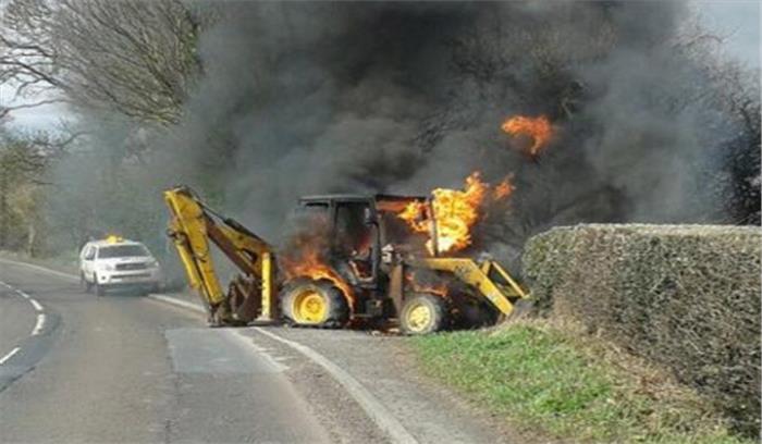 महाराष्ट्र: नक्सलियों ने 16 वाहनों को किया आग के हवाले