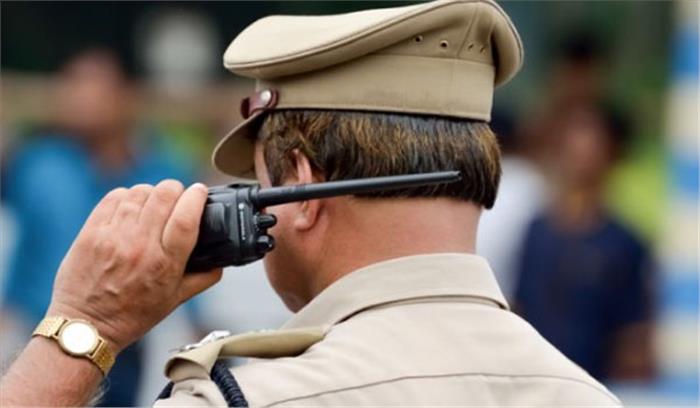 महाराष्ट्र: छात्राओं पर नोट बरसाने वाले पुलिसकर्मी को ड्यूटी से हटाया