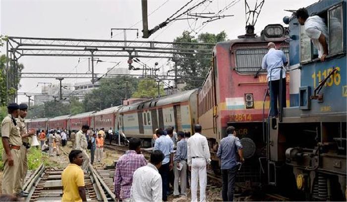 उप्र : राजधानी एक्सप्रेस की चपेट में आने से 4 की मौत