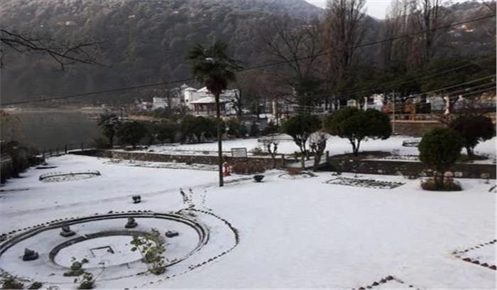 नैनीताल में पहली बार हिमपात, पर्यटकों में खासा उत्साह