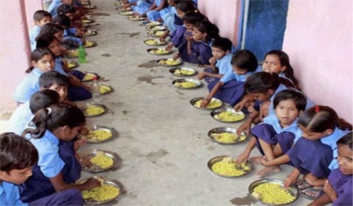 महाराष्ट्र: मिड डे मील के तहत परोसी गई खिचड़ी में सांप