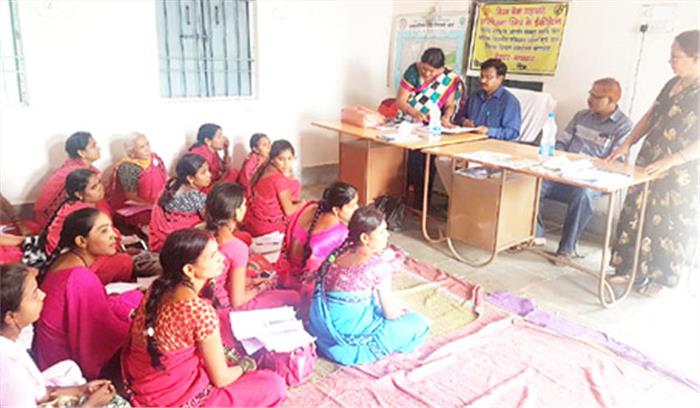 उप तहसील कार्यालय नांदघाट एवं आंगनबाड़ी केन्द्र का  कलेक्टर ने किया निरीक्षण