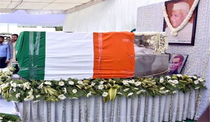 अन्तिम दर्शन के लिये लखनऊ लाया गया नारायण दत्त तिवारी का पार्थिव शरीर