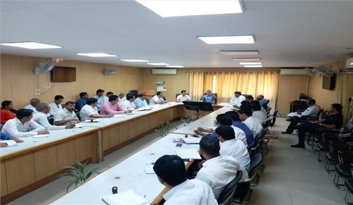 लेखपाल प्रोजेक्ट मैनेजर के रूप में करें कार्य : डीएम