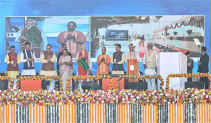 मोदी ने हरी झंडी दिखा काशी महाकाल एक्सप्रेस को किया रवाना