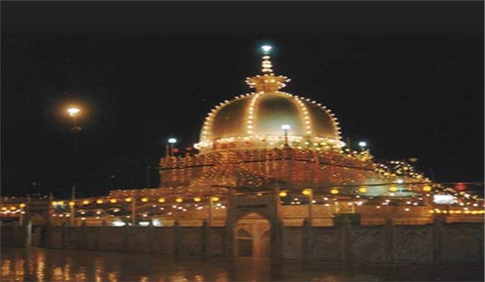 नकवी ने मोदी की ओर से ख्वाजा मोईनुद्दीन की मजार पर चढ़ाई चादर नकवी ने मोदी की ओर से ख्वाजा मोईनुद्दीन की मजार पर चढ़ाई चादर