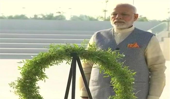 पीएम मोदी ने यूएई में युद्ध स्मारक पर सैनिकों को श्रद्धांजलि अर्पित की