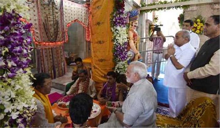 पीएम मोदी ने भगवान द्वारकाधीश की पूजा अर्चना की