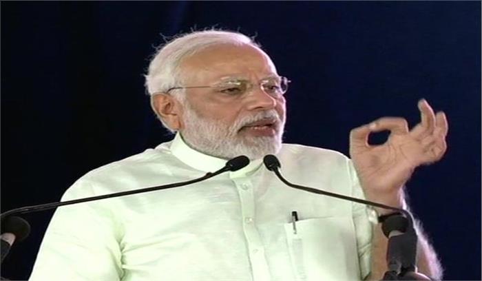 कांग्रेस हमारी सरकार के विकास कार्यों में रोड़ा अटका रही: मोदी