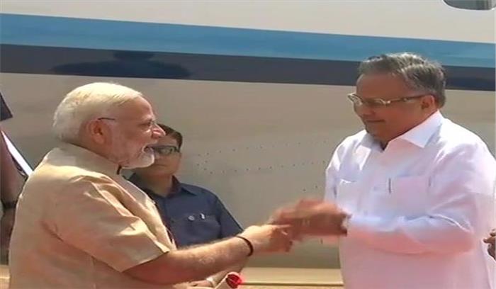 पीएम मोदी जगदलपुर पहुंचे, रमन सिंह ने हवाई पट्टी पर किया स्वागत