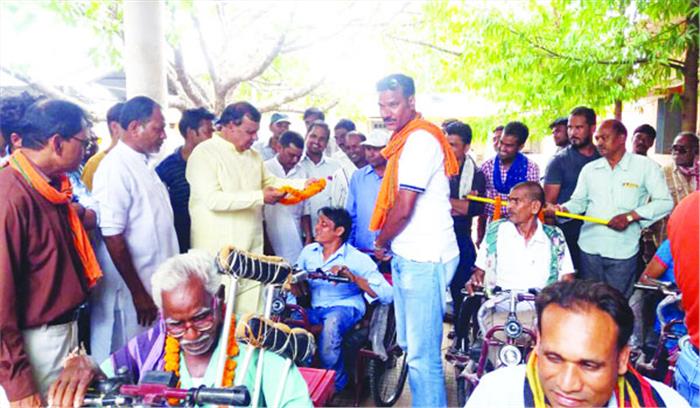 दिव्यांगों को ट्रायसिकल वितरित