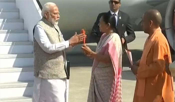 प्रधानमंत्री मोदी पहुंचे वाराणसी, मुख्यमंत्री और राज्यपाल ने किया स्वागत